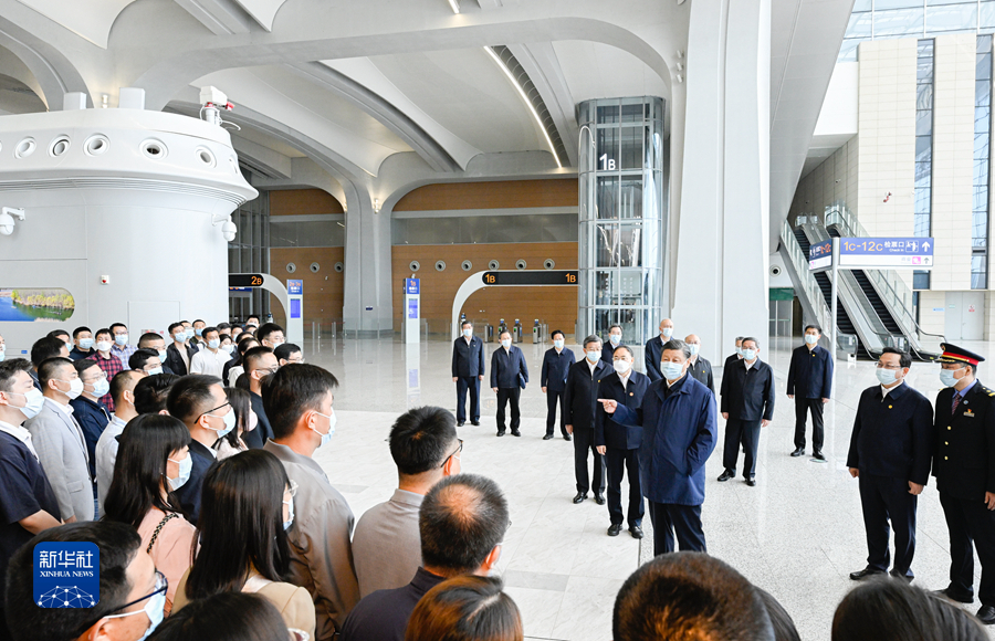 5月10日，中共中央总书记、国家主席、中央军委主席习近平在河北省雄安新区考察，并主持召开高标准高质量推进雄安新区建设座谈会。这是10日上午，习近平在雄安站候车大厅同旅客亲切交流。