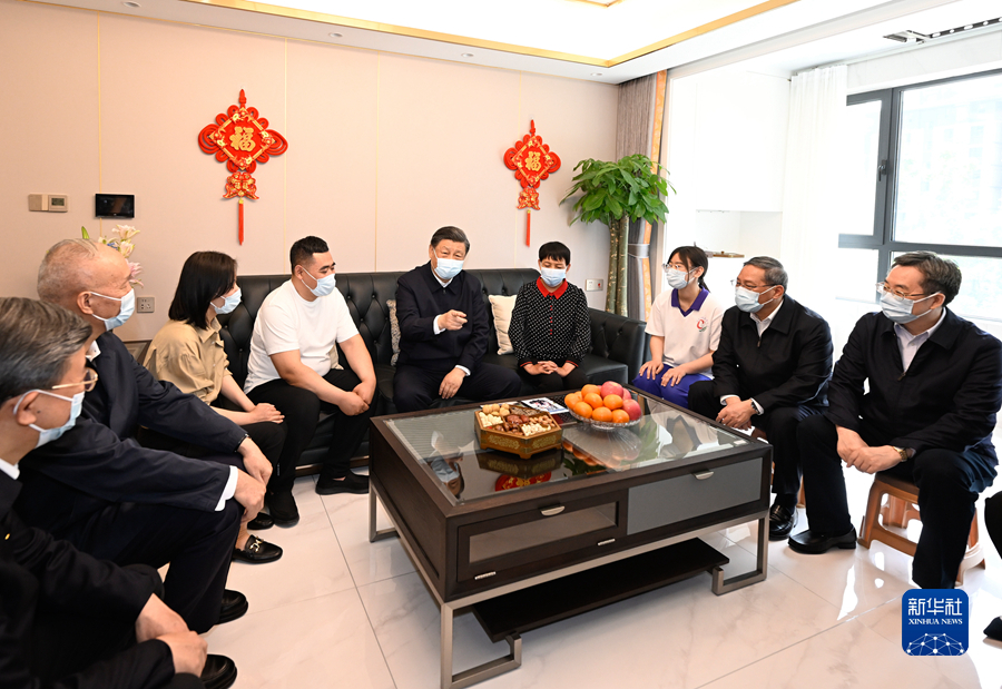 5月10日，中共中央总书记、国家主席、中央军委主席习近平在河北省雄安新区考察，并主持召开高标准高质量推进雄安新区建设座谈会。这是10日上午，习近平在容东片区南文营社区回迁居民李敬和家中看望。