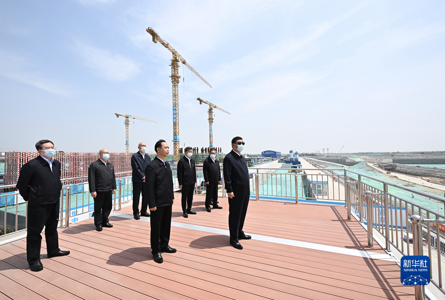 5月10日，中共中央总书记、国家主席、中央军委主席习近平在河北省雄安新区考察，并主持召开高标准高质量推进雄安新区建设座谈会。这是10日上午，习近平在雄安城际站及国贸中心项目建设现场考察。