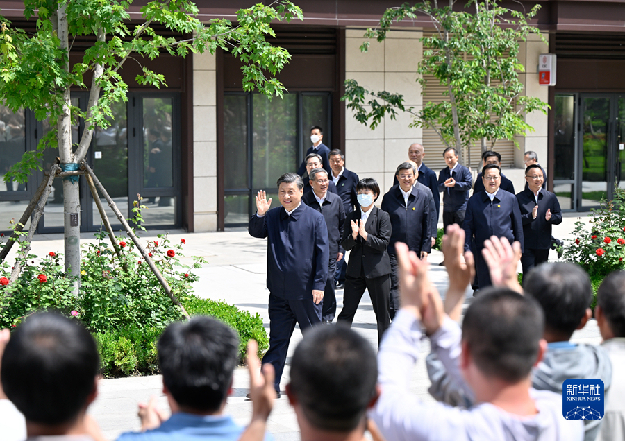 5月10日，中共中央总书记、国家主席、中央军委主席习近平在河北省雄安新区考察，并主持召开高标准高质量推进雄安新区建设座谈会。这是10日上午，习近平在容东片区南文营社区考察时向社区居民挥手致意。