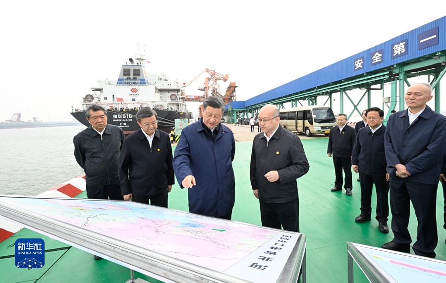 5月11日至12日，中共中央总书记、国家主席、中央军委主席习近平在河北考察，并主持召开深入推进京津冀协同发展座谈会。这是11日下午，习近平在沧州市黄骅港煤炭港区码头考察。