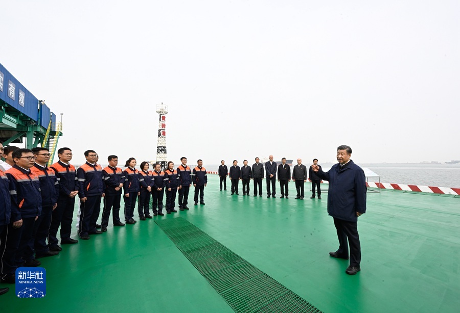 5月11日至12日，中共中央总书记、国家主席、中央军委主席习近平在河北考察，并主持召开深入推进京津冀协同发展座谈会。这是11日下午，习近平在沧州市黄骅港煤炭港区码头考察时，同码头工作人员、船务人员亲切交流