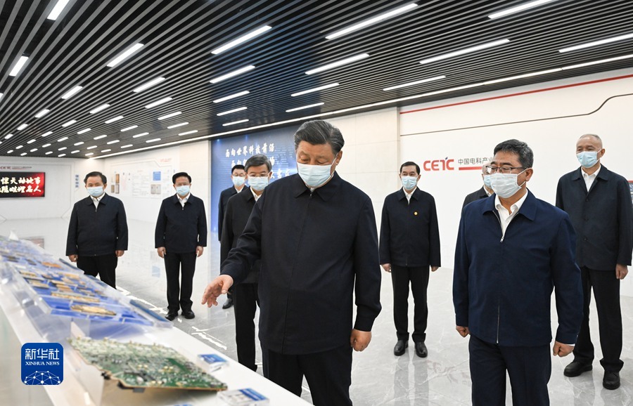 5月11日至12日，中共中央总书记、国家主席、中央军委主席习近平在河北考察，并主持召开深入推进京津冀协同发展座谈会。这是12日上午，习近平在位于石家庄市的中国电科产业基础研究院考察。