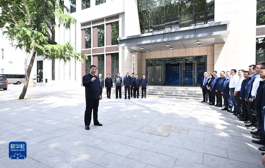 5月11日至12日，中共中央总书记、国家主席、中央军委主席习近平在河北考察，并主持召开深入推进京津冀协同发展座谈会。这是12日上午，习近平在位于石家庄市的中国电科产业基础研究院考察时，同科技工作者亲切交流。
