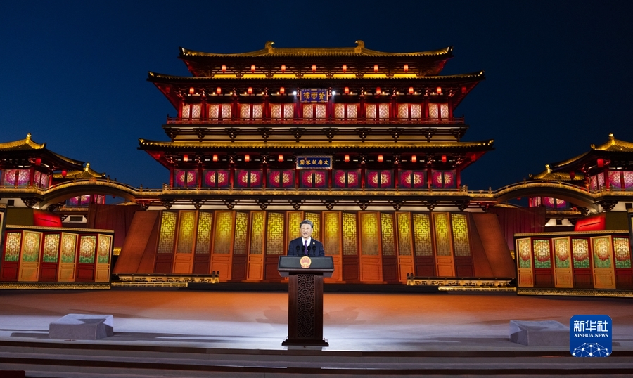 5月18日晚，国家主席习近平和夫人彭丽媛在陕西省西安市大唐芙蓉园为出席中国-中亚峰会的中亚国家元首夫妇举行欢迎仪式和欢迎宴会。宴会后，习近平夫妇同贵宾们共同观看中国同中亚国家人民文化艺术年暨中国－中亚青年艺术节开幕式演出。这是习近平发表欢迎致辞，代表中国政府和中国人民热烈欢迎中亚各国元首。