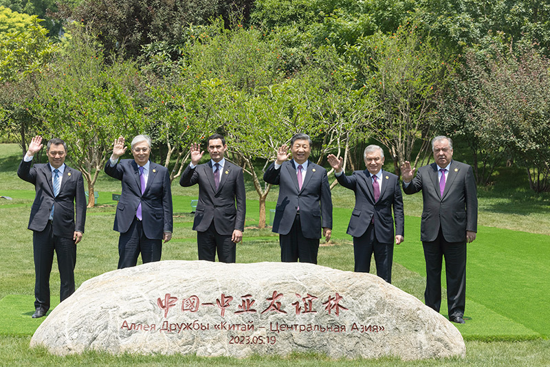 5月19日上午，国家主席习近平在陕西省西安市主持首届中国－中亚峰会并发表题为《携手建设守望相助、共同发展、普遍安全、世代友好的中国－中亚命运共同体》的主旨讲话。峰会结束后，习近平和中亚五国元首共同种下六棵石榴树，既见证中国同中亚千年友好交往，也象征中国同中亚紧密团结合作，更寄托对中国－中亚关系美好未来的期待。