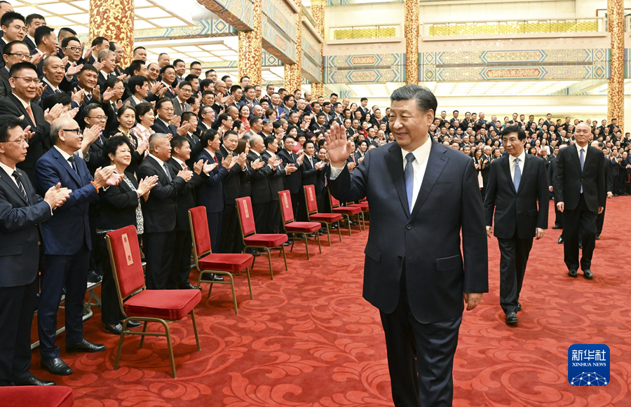 5月8日，党和国家领导人习近平、王沪宁、蔡奇等在北京人民大会堂会见第十届世界华侨华人社团联谊大会代表。