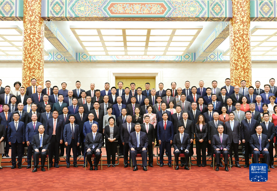 5月8日，党和国家领导人习近平、王沪宁、蔡奇等在北京人民大会堂会见第十届世界华侨华人社团联谊大会代表。