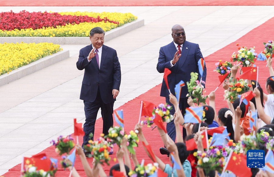 5月26日下午，国家主席习近平在北京人民大会堂同来华进行国事访问的刚果（金）总统齐塞克迪举行会谈。这是会谈前，习近平在人民大会堂东门外广场为齐塞克迪举行欢迎仪式。