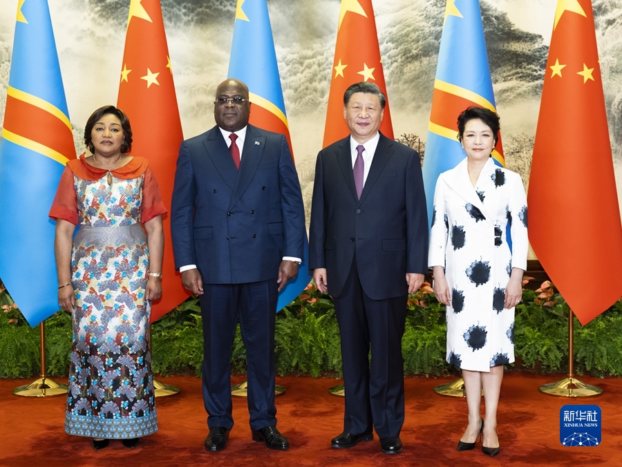5月26日下午，国家主席习近平在北京人民大会堂同来华进行国事访问的刚果（金）总统齐塞克迪举行会谈。这是会谈前，习近平和夫人彭丽媛同齐塞克迪和夫人丹尼丝合影。