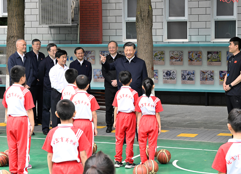 5月31日上午，中共中央总书记、国家主席、中央军委主席习近平来到北京育英学校看望慰问师生，向全国广大少年儿童祝贺“六一”国际儿童节快乐。这是习近平在篮球场同正在上体育课的小学生们亲切交流。