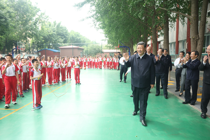 5月31日上午，中共中央总书记、国家主席、中央军委主席习近平来到北京育英学校看望慰问师生，向全国广大少年儿童祝贺“六一”国际儿童节快乐。这是习近平在篮球场向正在上体育课的小学生们挥手致意。