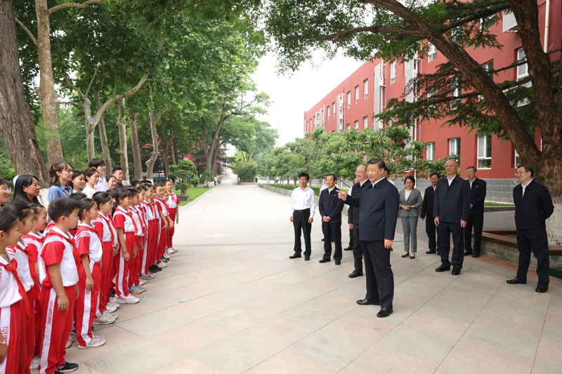 5月31日上午，中共中央总书记、国家主席、中央军委主席习近平来到北京育英学校看望慰问师生，向全国广大少年儿童祝贺“六一”国际儿童节快乐。这是习近平在学校小广场同师生们亲切交流。