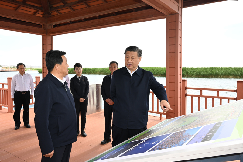 6月5日至6日,中共中央总书记、国家主席、中央军委主席习近平在内蒙古巴彦淖尔考察,并主持召开加强荒漠化综合防治和推进“三北”等重点生态工程建设座谈会。这是5日下午,习近平在乌梁素海考察。 6月5日至6日,中共中央总书记、国家主席、中央军委主席习近平在内蒙古巴彦淖尔考察,并主持召开加强荒漠化综合防治和推进“三北”等重点生态工程建设座谈会。这是5日下午,习近平在乌梁素海考察。