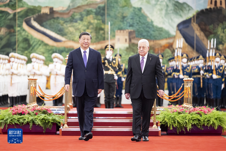 6月14日下午，国家主席习近平在北京人民大会堂同来华进行国事访问的巴勒斯坦总统阿巴斯举行会谈。这是会谈前，习近平在人民大会堂北大厅为阿巴斯举行欢迎仪式。
