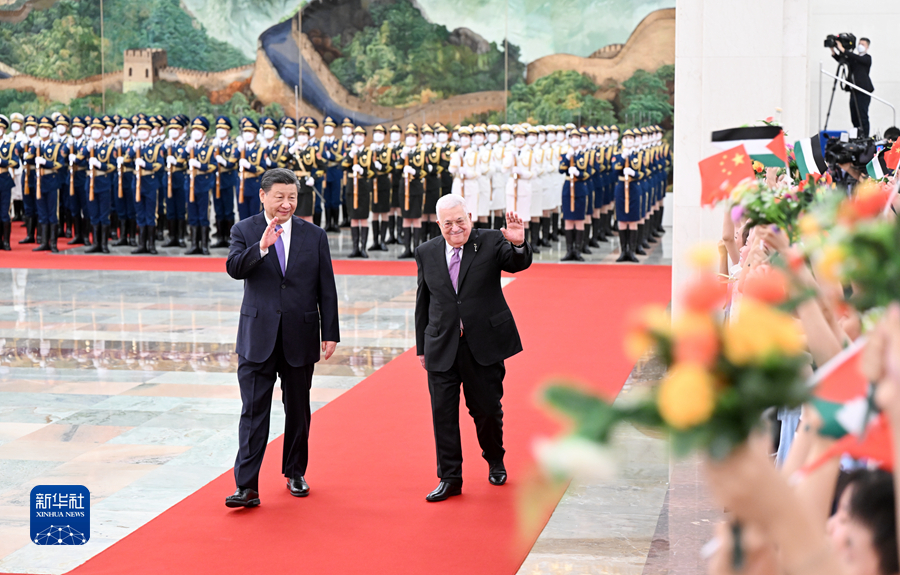 6月14日下午，国家主席习近平在北京人民大会堂同来华进行国事访问的巴勒斯坦总统阿巴斯举行会谈。这是会谈前，习近平在人民大会堂北大厅为阿巴斯举行欢迎仪式。