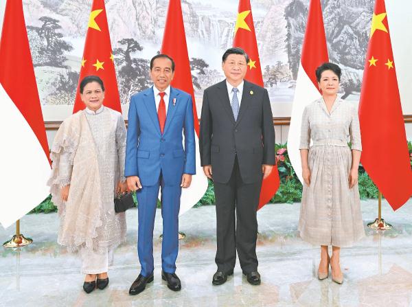 7月27日下午，国家主席习近平在成都会见来华出席第31届世界大学生夏季运动会开幕式并访华的印度尼西亚总统佐科。