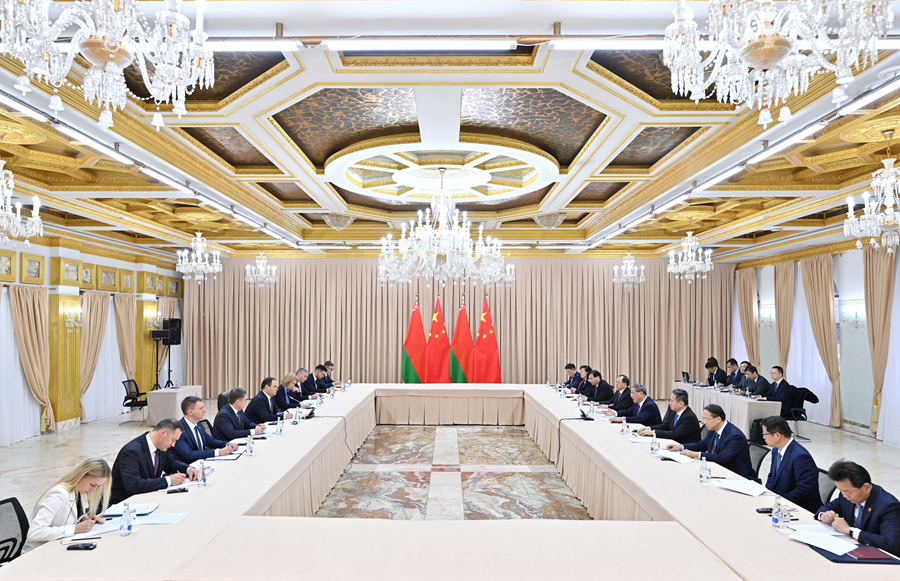 当地时间10月27日上午，国务院总理李强在比什凯克出席上海合作组织成员国政府首脑（总理）理事会第二十二次会议期间会见白俄罗斯总理戈洛夫琴科。