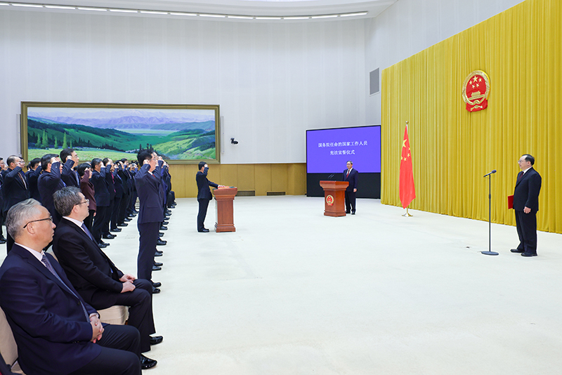 12月8日，国务院举行宪法宣誓仪式。国务院总理李强监誓。