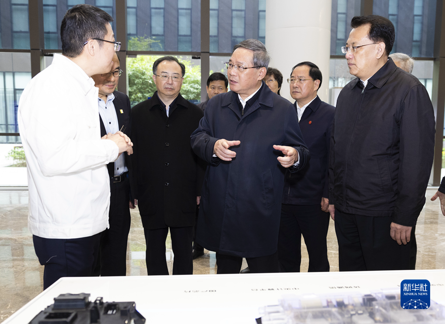 12月13日至15日，中共中央政治局常委、国务院总理李强在四川、重庆调研。这是12月15日，李强在重庆长安汽车全球研发中心，详细了解研发生产情况。