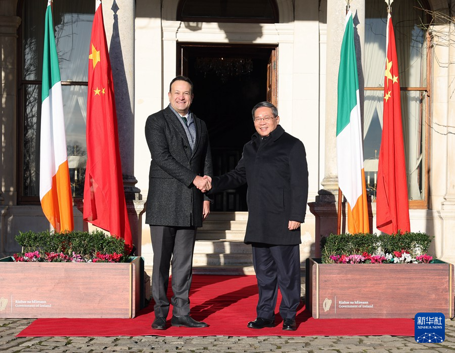 当地时间1月17日上午，国务院总理李强在都柏林国宾馆同爱尔兰总理瓦拉德卡举行会谈。