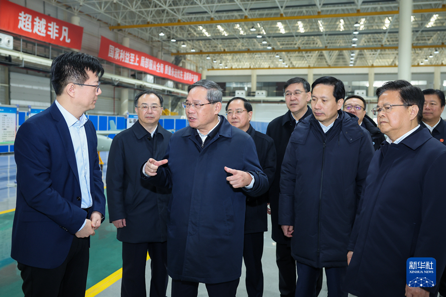 1月29日至30日，中共中央政治局常委、国务院总理李强在陕西调研。这是1月30日，李强在西安爱生技术集团无人机产业化示范基地察看无人机成品及配套系统展示，详细询问性能、实际应用等情况。