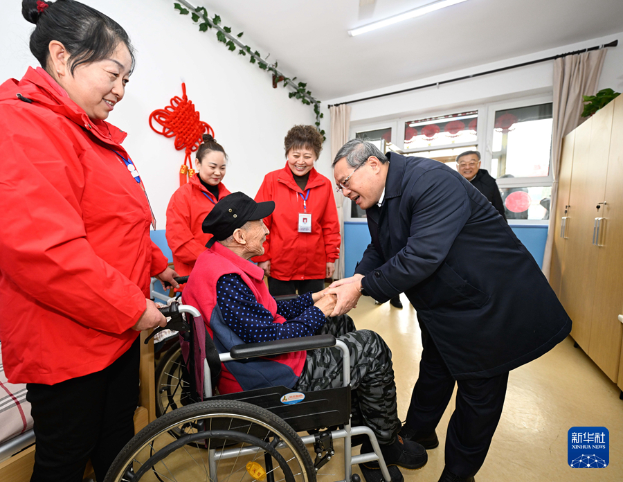 2月1日，中共中央政治局常委、国务院总理李强在山西调研，看望慰问基层干部群众，向大家致以新春的祝福。这是李强看望慰问太原市晋源区中心敬老院的老人。