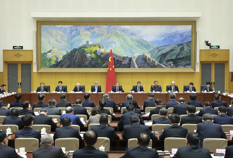 2月5日，国务院召开第二次廉政工作会议，中共中央政治局常委、国务院总理李强发表讲话。中共中央政治局常委、国务院副总理丁薛祥主持会议。中共中央政治局常委、中央纪委书记李希等应邀出席会议。