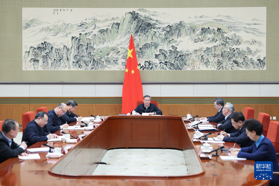 2月26日下午，国务院以“建立健全公平竞争制度，加快完善全国统一大市场基础制度规则”为主题，进行第六次专题学习。国务院总理李强主持学习。