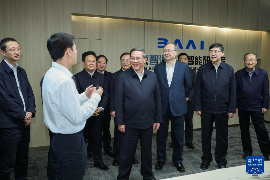 3月13日，中共中央政治局常委、国务院总理李强在北京调研。李强在北京智源人工智能研究院详细了解大模型前沿技术研发情况，察看人工智能产品展示。