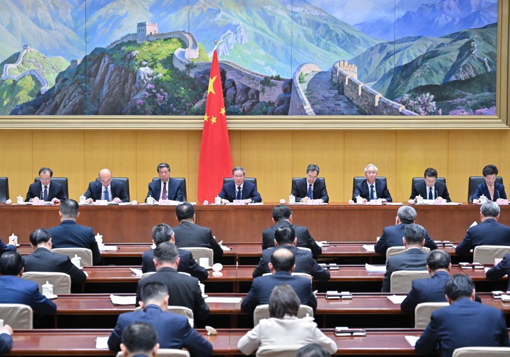 3月15日，国务院总理李强主持召开国务院第四次全体会议，深入学习贯彻习近平总书记在全国“两会”期间的重要讲话和全国“两会”精神，对落实国务院2024年重点工作进行部署。