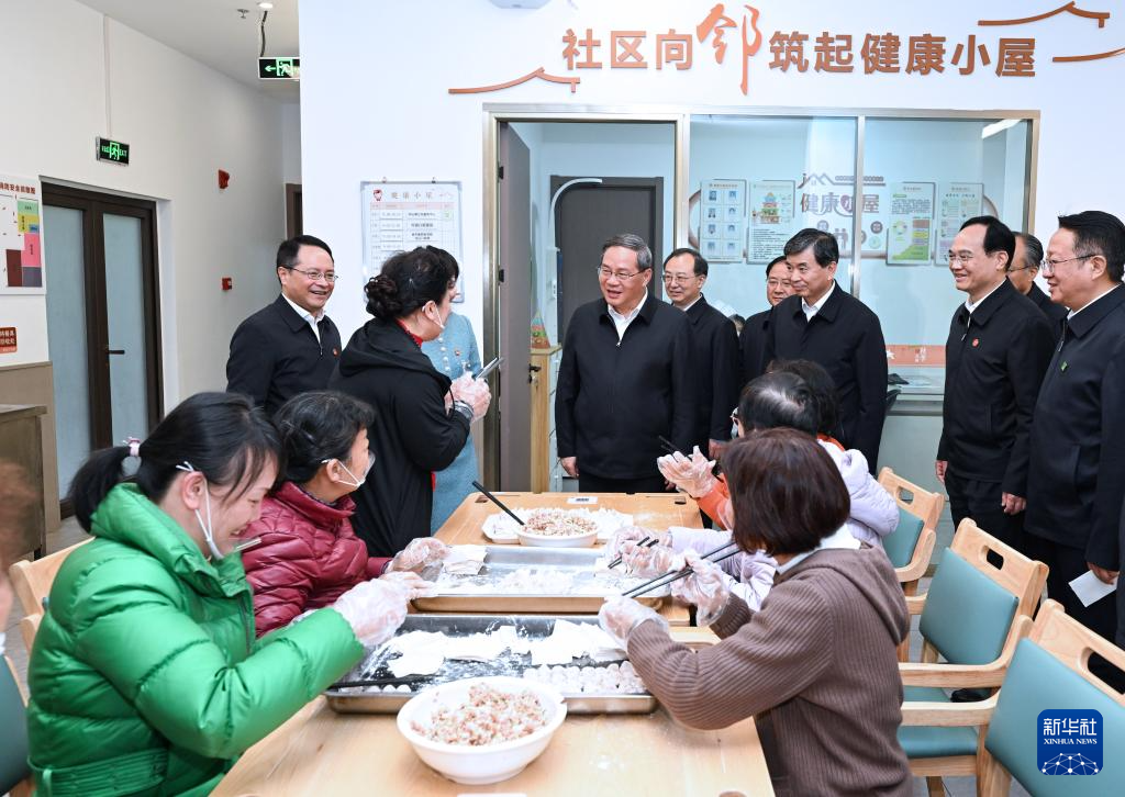 3月18日至20日，中共中央政治局常委、国务院总理李强在福建、江西调研。这是3月18日，李强来到福州市大凰山社区长者食堂·学堂，与在这里活动的老人交流。