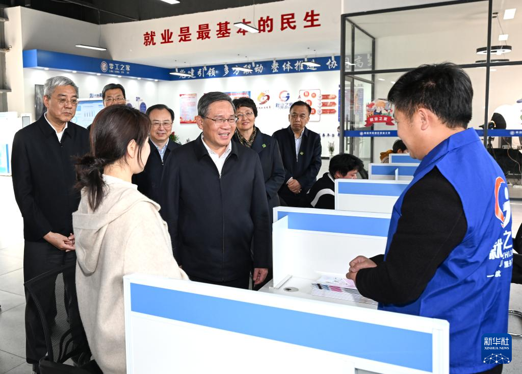3月18日至20日，中共中央政治局常委、国务院总理李强在福建、江西调研。这是3月19日，李强来到南昌市新建区就业之家，与工作人员和求职人员交流，了解重点群体就业情况。