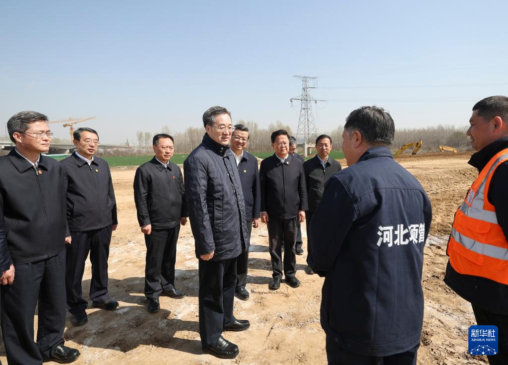 3月30日至31日，中共中央政治局常委、国务院副总理丁薛祥在北京房山、河北涿州调研，并在涿州主持召开座谈会。这是31日上午，丁薛祥在河北保定北拒马河涿州段应急防洪治理工程建设现场调研。