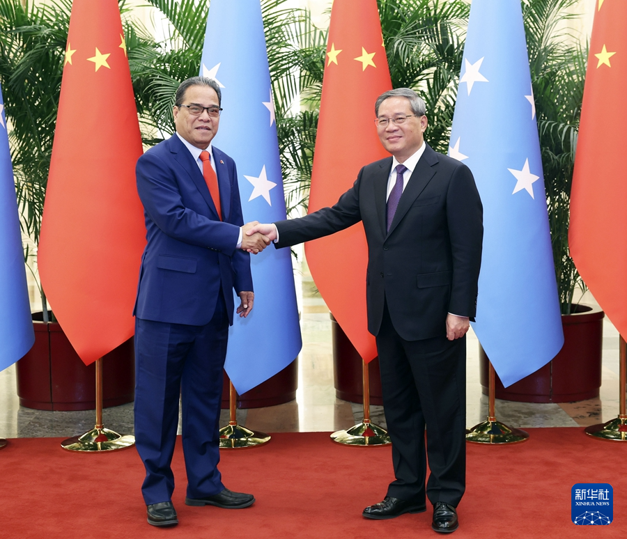 4月10日上午，国务院总理李强在北京人民大会堂会见来华进行国事访问的密克罗尼西亚联邦总统西米纳。