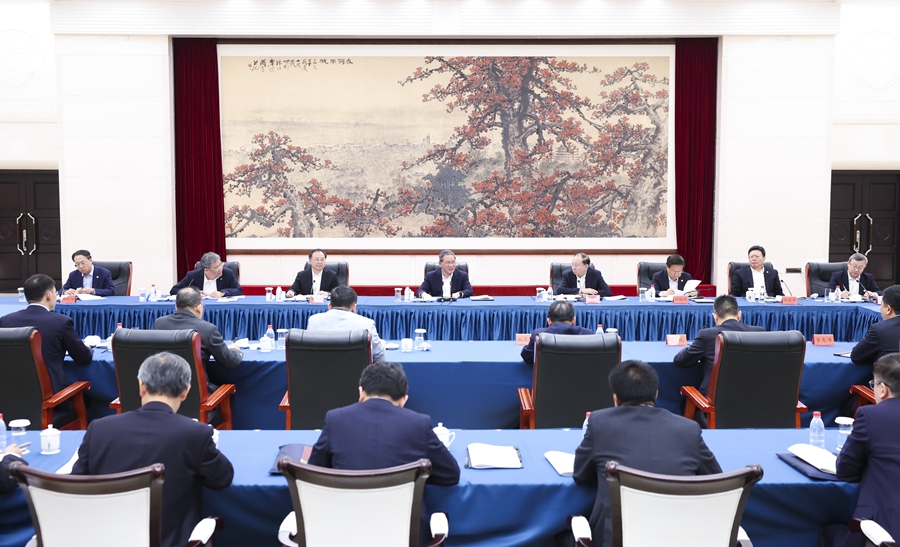 4月18日，国务院总理李强在第135届中国进出口商品交易会（广交会）企业馆巡馆。这是4月17日，李强同广交会参展企业代表座谈交流。