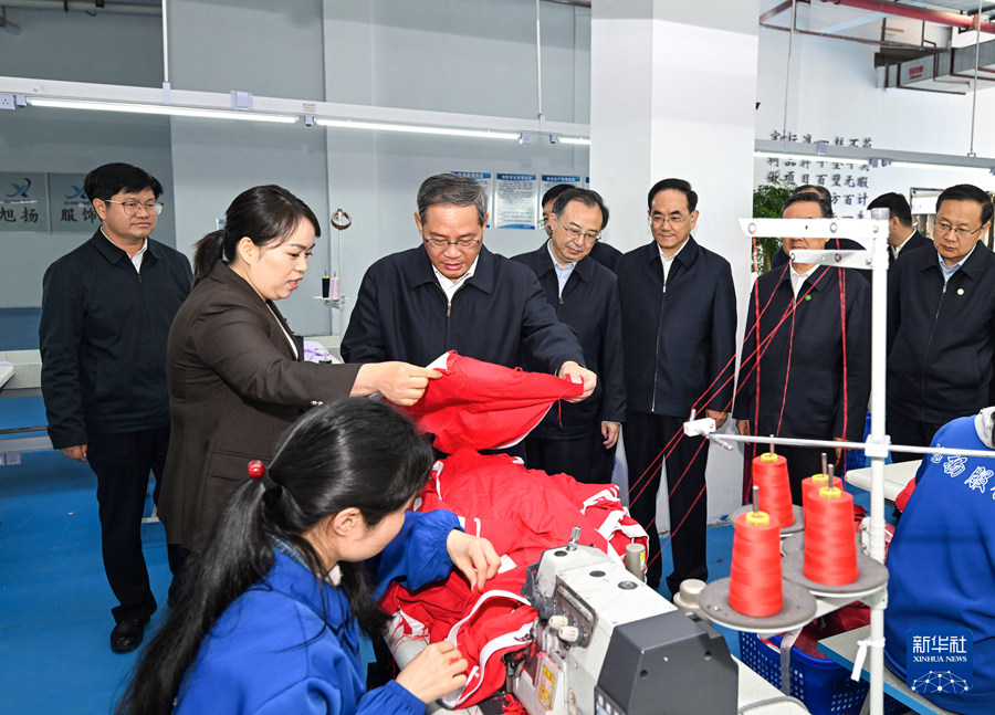 4月24日，中共中央政治局常委、国务院总理李强在贵州调研。这是李强在凯里市白果井街道思源社区就业帮扶车间询问搬迁群众就业、生活等状况。