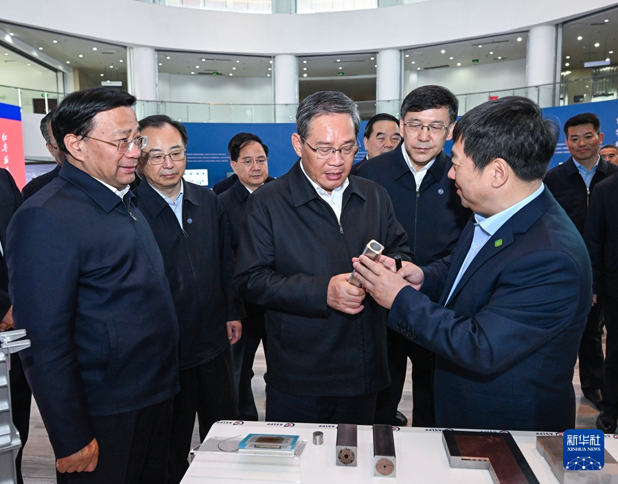 5月10日,中共中央政治局常委、国务院总理李强在安徽调研。这是李强在中国科学技术大学先进技术研究院听取科技创新及成果转化情况汇报,参观科研设备和技术产品展示。 5月10日,中共中央政治局常委、国务院总理李强在安徽调研。这是李强在中国科学技术大学先进技术研究院听取科技创新及成果转化情况汇报,参观科研设备和技术产品展示。