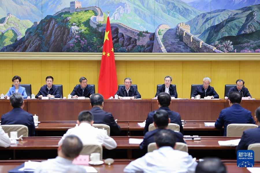 5月13日，国务院召开支持“两重”建设部署动员视频会议，中共中央政治局常委、国务院总理李强出席会议并讲话。中共中央政治局常委、国务院副总理丁薛祥主持会议。