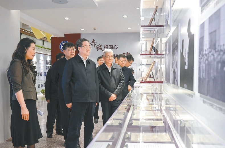 5月26日，中共中央政治局常委、国务院副总理丁薛祥在北京出席2024年全国科技活动周暨北京科技周主场活动。这是丁薛祥在中国科学院力学研究所科学家精神展厅参观。