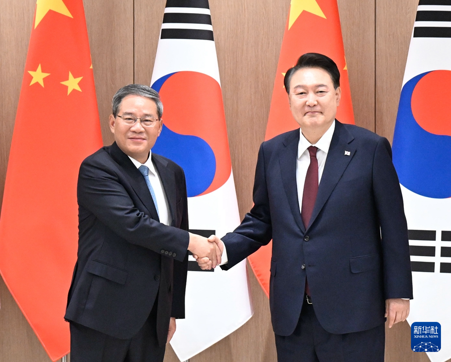 当地时间5月26日下午，国务院总理李强在首尔出席第九次中日韩领导人会议期间会见韩国总统尹锡悦。