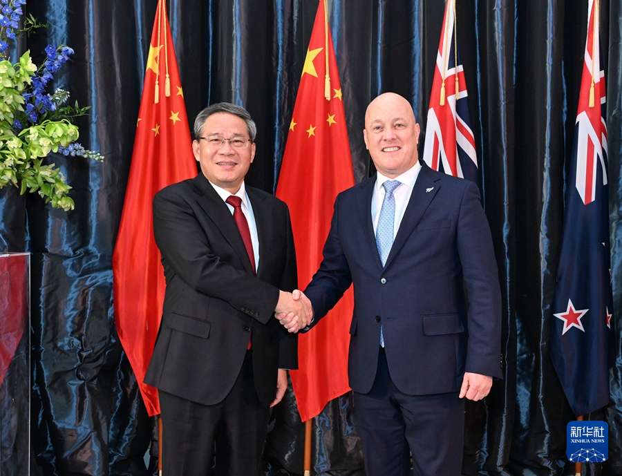 当地时间6月13日下午，国务院总理李强在惠灵顿总督府同新西兰总理拉克森举行会谈。