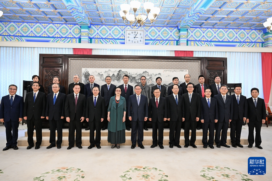 6月26日，中共中央政治局常委、国务院总理李强向新聘任的国务院参事刘实、常继乐、李卓彬、尹中立、卢琦、张平、刘卫东和中央文史研究馆馆员孙晓云、张平、赵汀阳、荣新江、万建中颁发聘书。这是颁发聘书后，李强同大家合影留念。