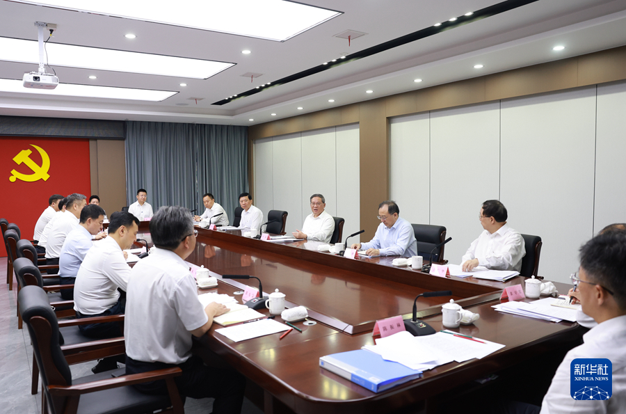7月1日至2日，中共中央政治局常委、国务院总理李强在江西九江检查指导防汛工作。这是7月2日，李强在庐山市白鹿镇主持召开防汛形势分析会议。