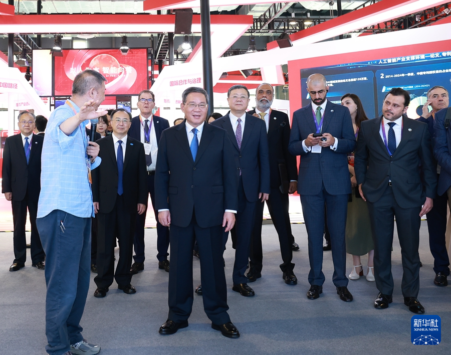 7月4日，国务院总理李强在上海出席2024世界人工智能大会暨人工智能全球治理高级别会议开幕式并致辞。这是开幕式后，李强同与会外方嘉宾、国际组织代表共同巡馆。