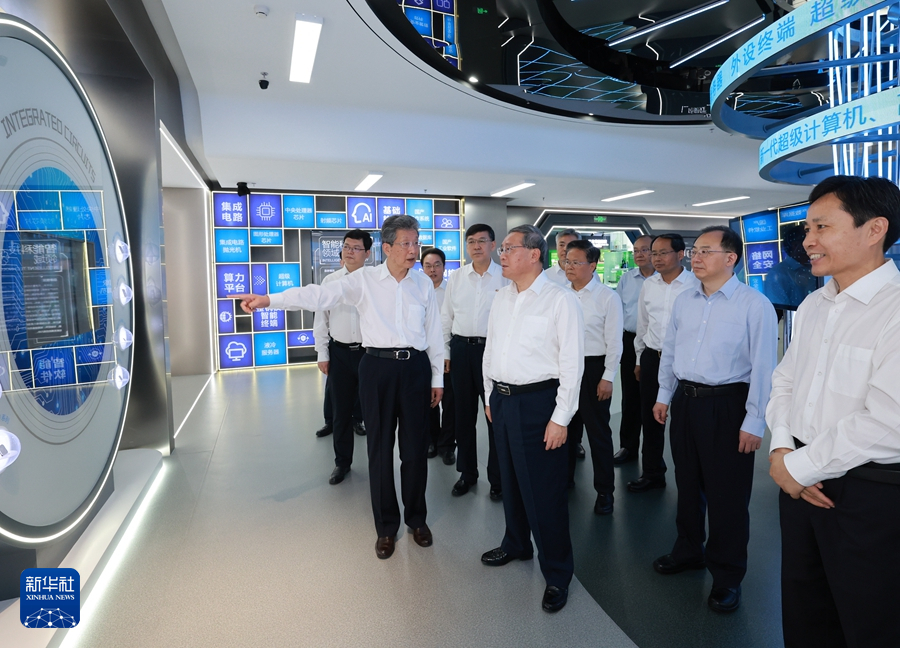 7月22日，中共中央政治局常委、国务院总理李强在天津调研。这是李强在天开高教科创园核心区听取科创园建设运营介绍。