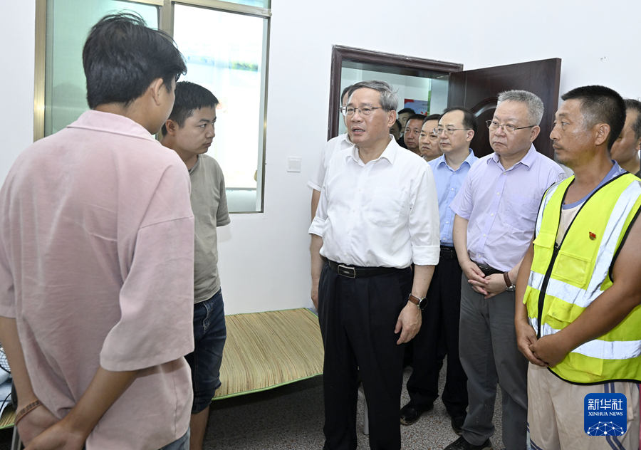 8月1日，中共中央政治局常委、国务院总理李强在湖南郴州看望慰问受灾群众，检查指导防汛工作。这是李强在州门司镇群众安置点看望慰问受灾群众。