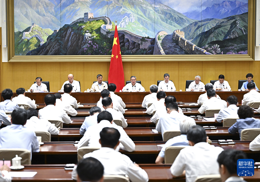 8月16日，国务院总理李强主持召开国务院第五次全体会议，深入学习贯彻党的二十届三中全会和中央政治局会议、中央政治局常委会会议精神，强调要切实用党中央精神统一思想、统一意志、统一行动，集中力量抓好改革部署的落实，以进一步全面深化改革为强大动力扎实做好各项工作，坚定不移完成全年经济社会发展目标任务。