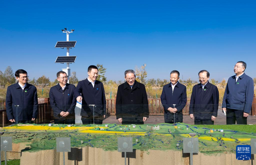 10月22日至24日，中共中央政治局常委、国务院总理李强在宁夏、内蒙古调研。这是10月23日，李强在内蒙古鄂尔多斯实地调研西柳沟龙头拐生态清洁小流域水土保持综合治理。