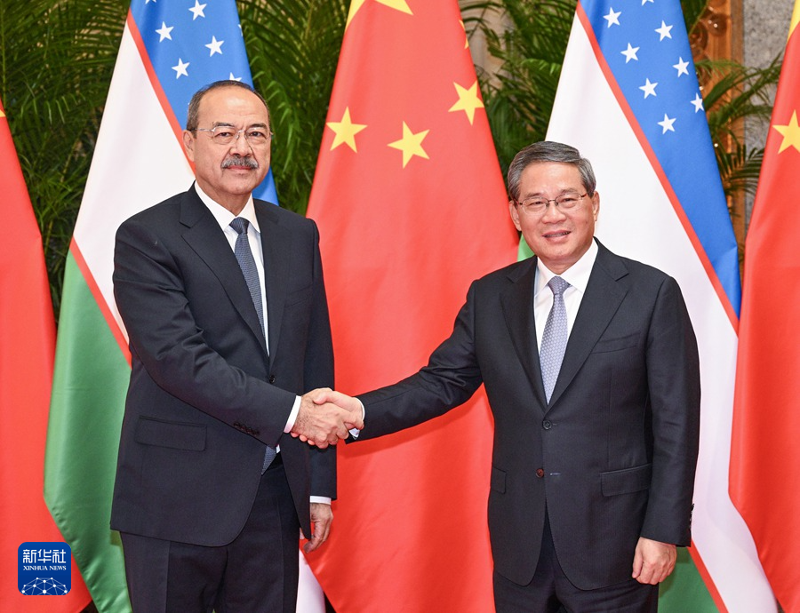 11月4日下午，国务院总理李强在上海会见来华出席第七届中国国际进口博览会的乌兹别克斯坦总理阿里波夫。
